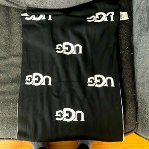 UGG SCARF BKACK AND WHITE